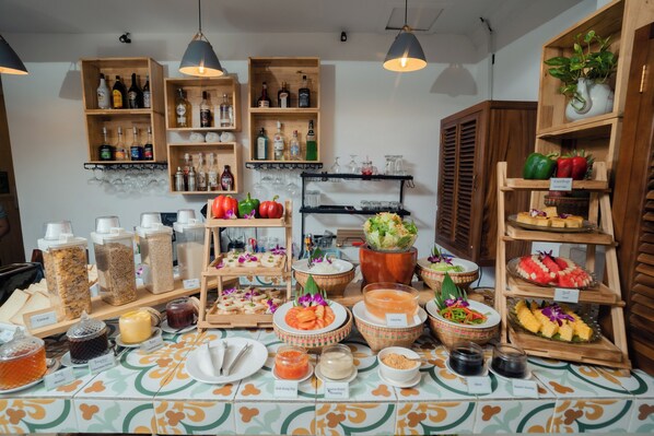 Tägliches Frühstücksbuffet (5 USD pro Person)