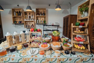 Se ofrece un desayuno bufé (5 USD por persona)