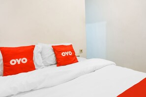 Desk, free WiFi, bed sheets - Super OYO 91074 Stariez Senen Syariah (Jakarta)