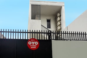 Front of property - Super OYO 91074 Stariez Senen Syariah (Jakarta)