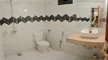 Deluxe Room | Bathroom