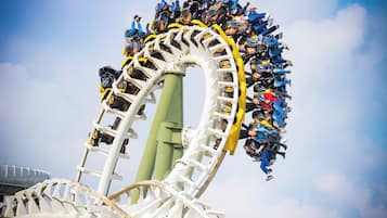 Eine Achterbahn in Bewegung, mit Passagieren in Sitzreihen.