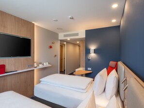 Standaard kamer, 2 eenpersoonsbedden | Luxe beddengoed, Select Comfort-bedden, een bureau