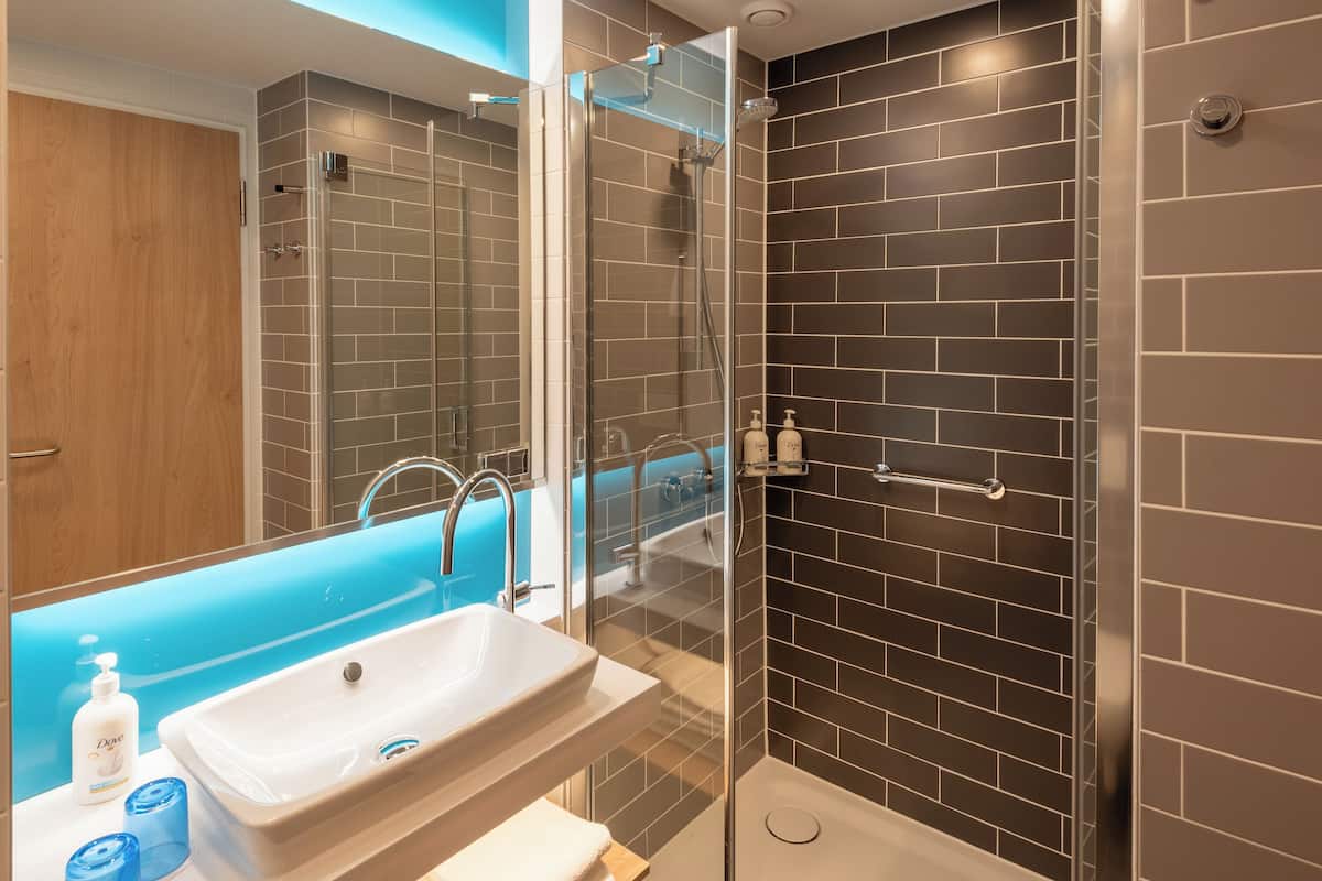 Regadera, amenidades de baño gratuitas, secadora de cabello, toallas