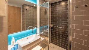 Bruser, gratis toiletartikler, hårtørrer, håndklæder