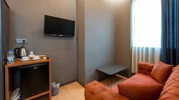 Kamar Triple Standar | Seprai premium, minibar, meja kerja, dan Wi-Fi gratis