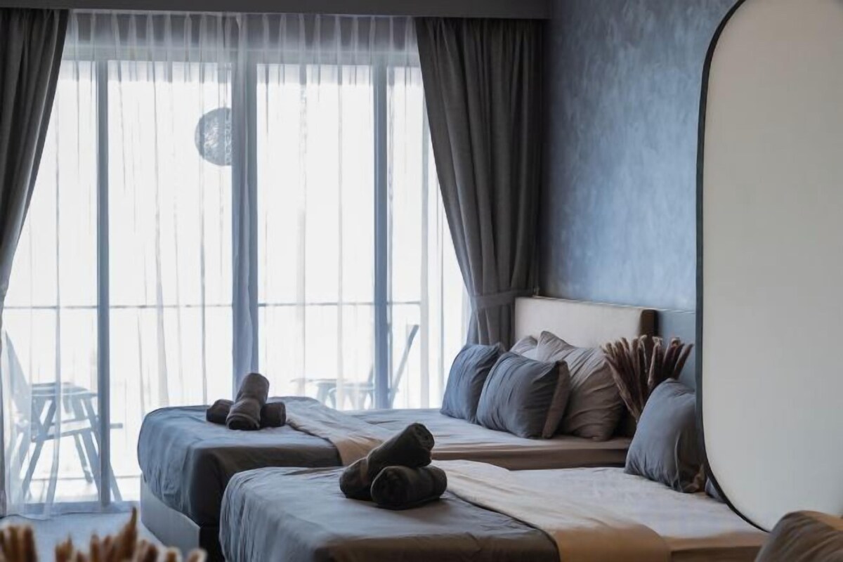 Ropa de cama de alta calidad y tabla de planchar con plancha