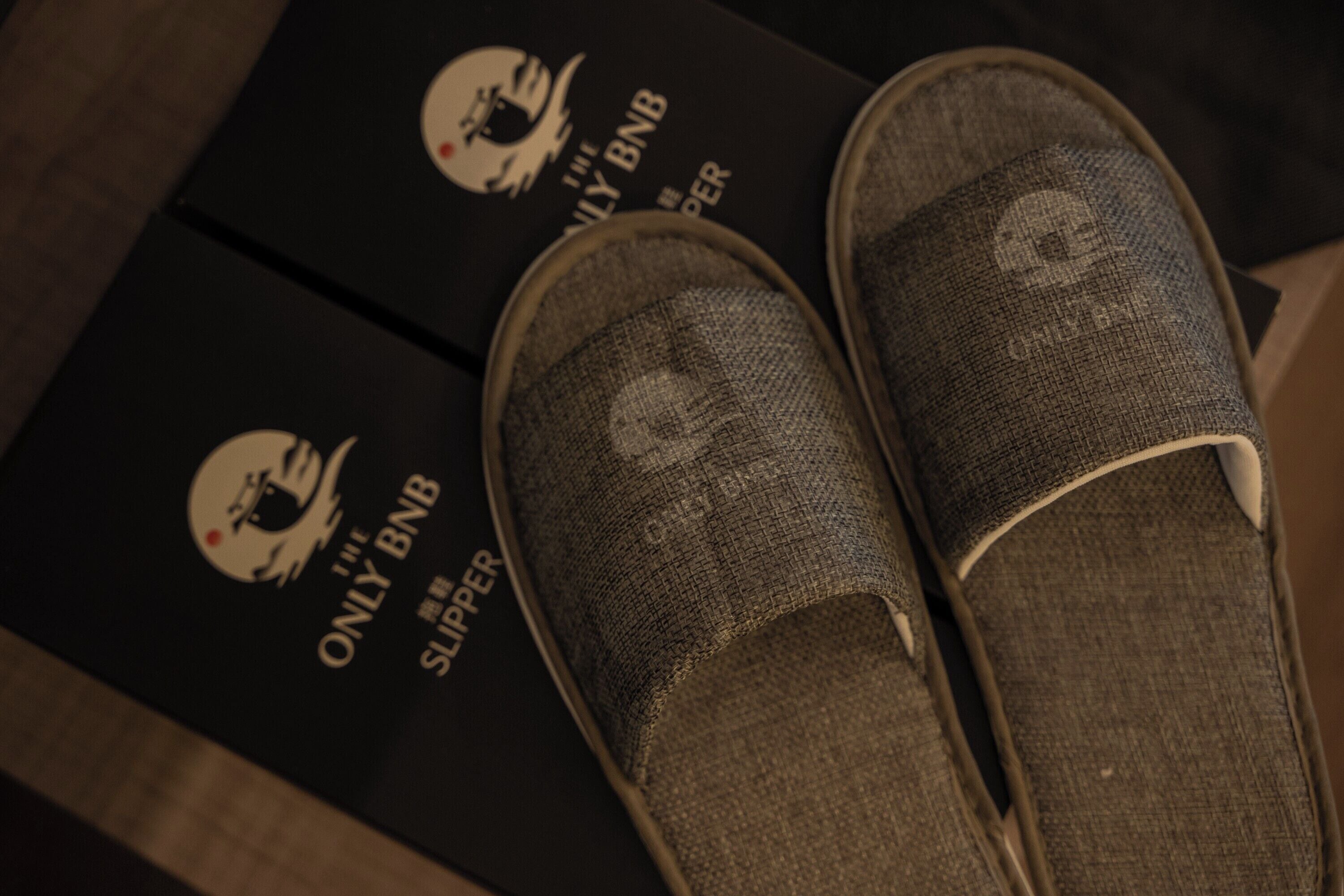 Um par de sapatos e uma caixa com um logotipo.