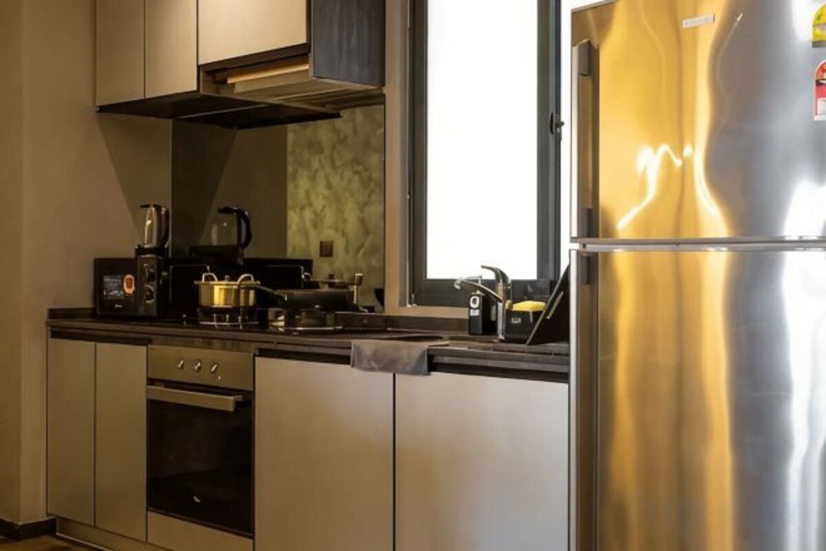 Full-sized fridge, microwave, oven, stovetop
