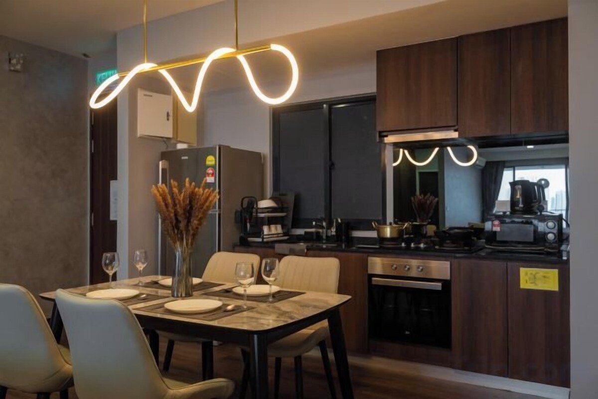 Private kitchen | Full-size fridge, microwave, oven, stovetop