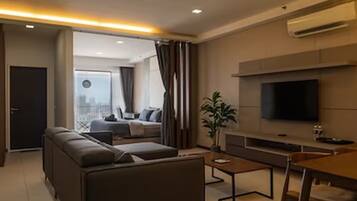 Una sala de estar moderna con un sofá, una mesa de centro y un televisor.