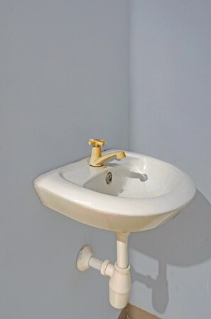 Standard Double Room | Bathroom