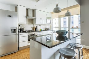 Apartamento luxo | Cozinha privada | Geladeira, micro-ondas, fogão, cooktop