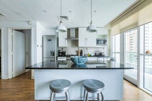 Leilighet – deluxe | Eget kjøkken | Kjøleskap, mikrobølgeovn, ovn og kokeplater