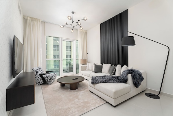 Leilighet – exclusive | Oppholdsområde | En 65-tommers smart-TV med kabel-kanaler samt TV