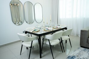 Dining room - Nasma Luxury Stays - Marina Pinnacle (Dubai)
