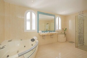 Bathtub, hair dryer, towels - Villa Athena with private heated pool and sea (Costa Adeje)