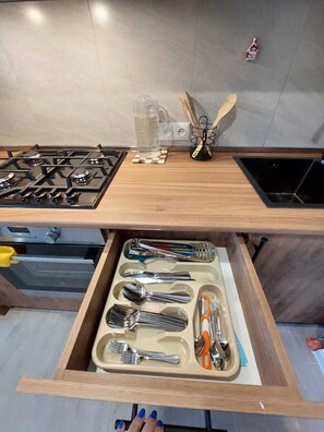 Réfrigérateur, micro-ondes, four, plaque de cuisson