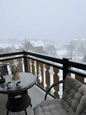 Outdoor dining - Cozy apartment in Ski Resort. (Bakuriani)