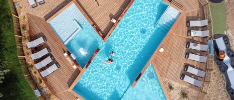 Een binnenzwembad en een verwarmd zwembad