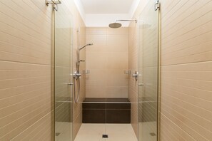 Departamento, 3 habitaciones, Terraza | Baño | Tina y regadera independientes, secadora de cabello, toallas, jabón 