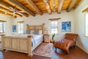 2 عدّة غرف نوم ومكواة/لوح كي وواي فاي وملاءات أسرّة