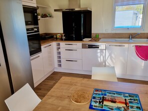 Réfrigérateur, four à micro-ondes, un four, surface de cuisson