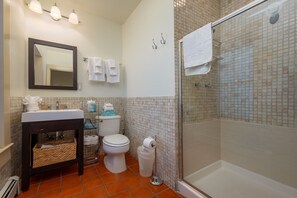 Badewanne, Haartrockner, Handtücher