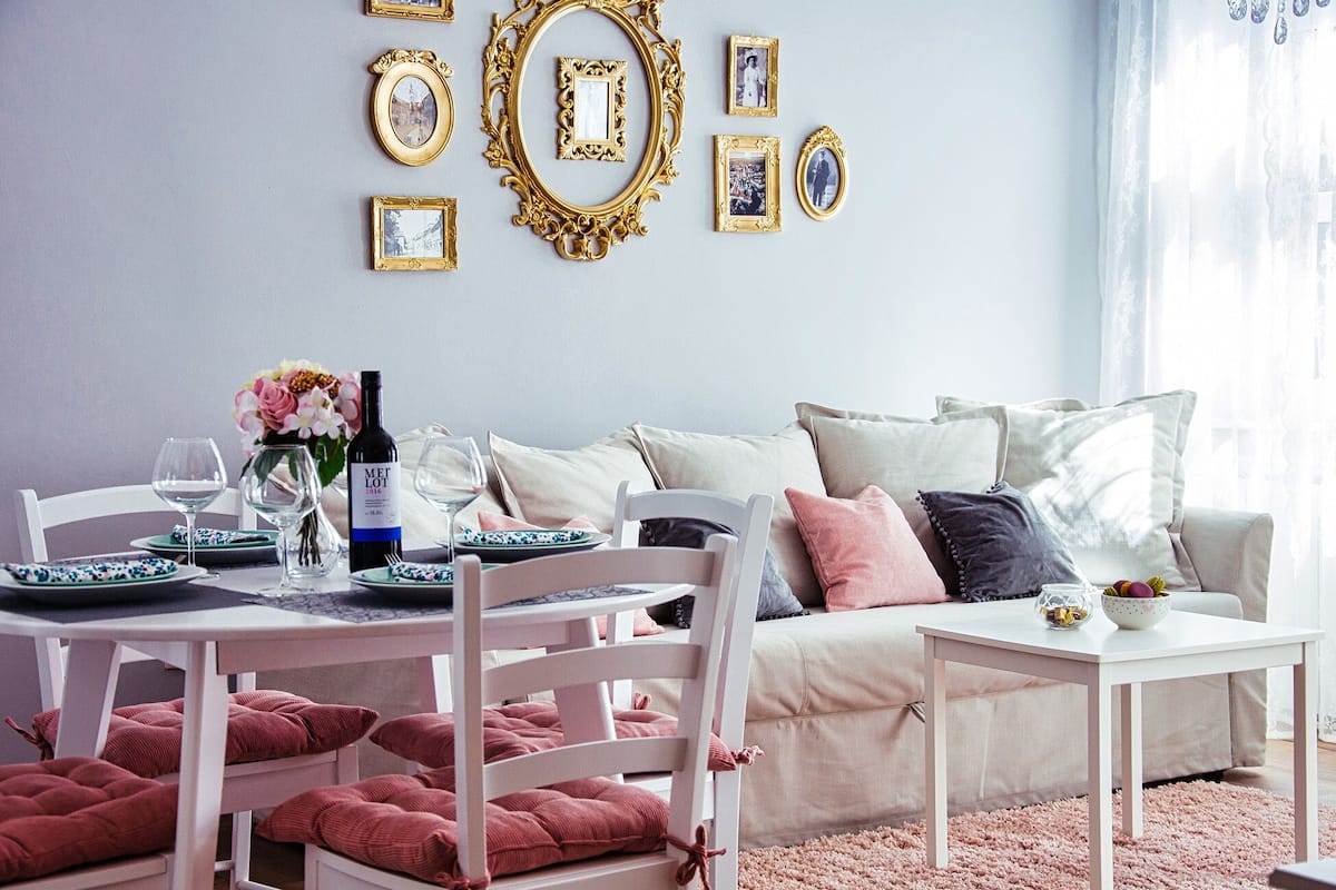 Ein gemütliches Wohnzimmer mit Essbereich, einem weißen Sofa und einem Couchtisch.