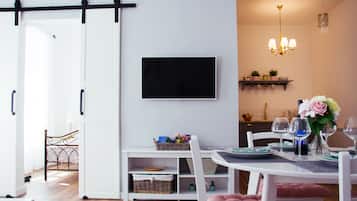 Apartemen Eksklusif | Area keluarga | Televisi LCD 40-inci dengan saluran TV digital dan TV