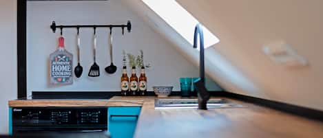 Deluxe Studio | Private kitchen | Mini-fridge, microwave, electric kettle, cookware/dishes/utensils