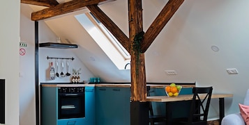 Estudio Deluxe | Cocina privada | Frigorífico pequeño, microondas y hervidor eléctrico