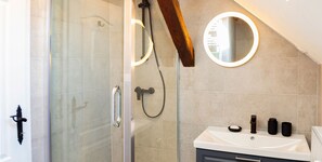 Estudio Deluxe | Baño | Ducha, secador de pelo, toallas y papel higiénico
