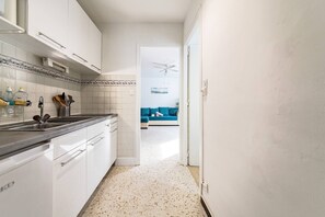 Kjøleskap, mikrobølgeovn, kokeplater og kaffetrakter/tekoker