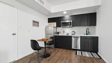 Fridge, microwave, stovetop, dishwasher