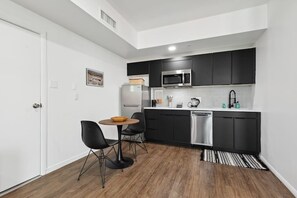 Fridge, microwave, stovetop, dishwasher