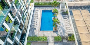 Outdoor pool - Nasma Luxury Stays - Pulse Residence  (Dubai)