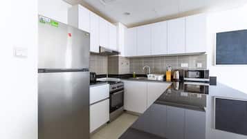 Executive Apartment | Private kitchen | Fridge, microwave, cookware/dishes/utensils