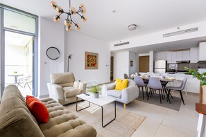 Departamento ejecutivo | Área de sala de estar | Smart TV de 55 pulgadas con canales digitales y televisión 