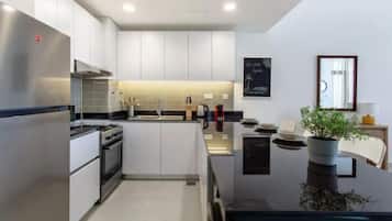 Executive Apartment | Private kitchen | Fridge, microwave, cookware/dishes/utensils
