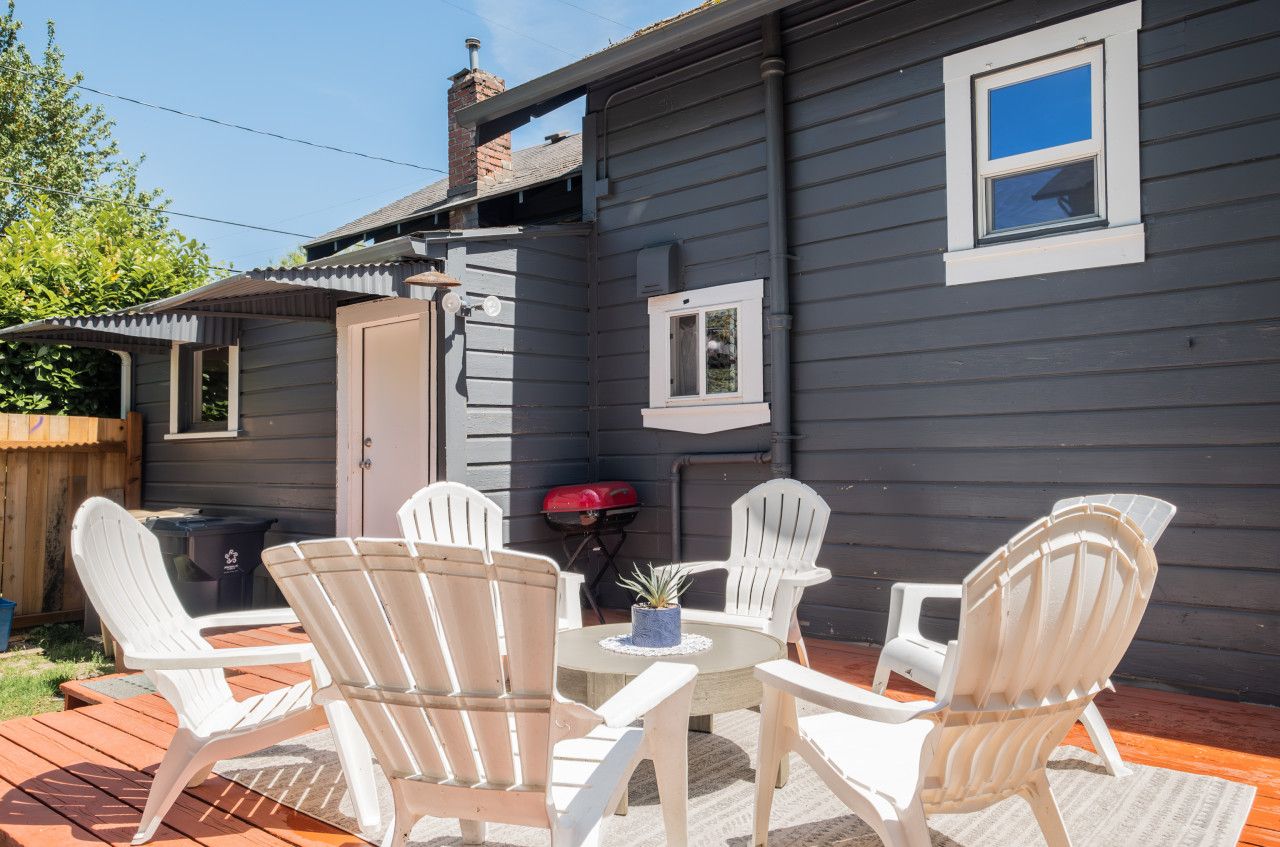 Una terraza con mobiliario exterior y una parrilla.
