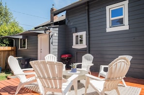 A deck with outdoor furniture and a barbecue grill. - A beautiful home near OSU campus (Corvallis)