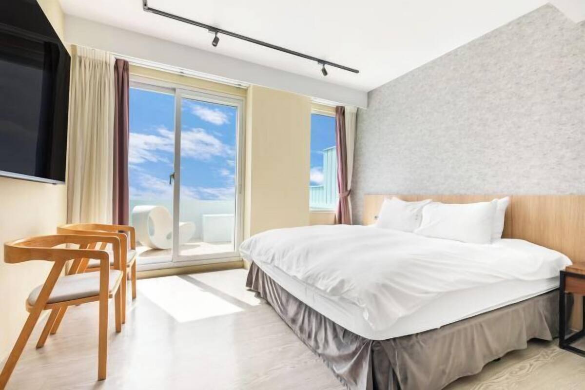 Desk, soundproofing, free WiFi, bed sheets