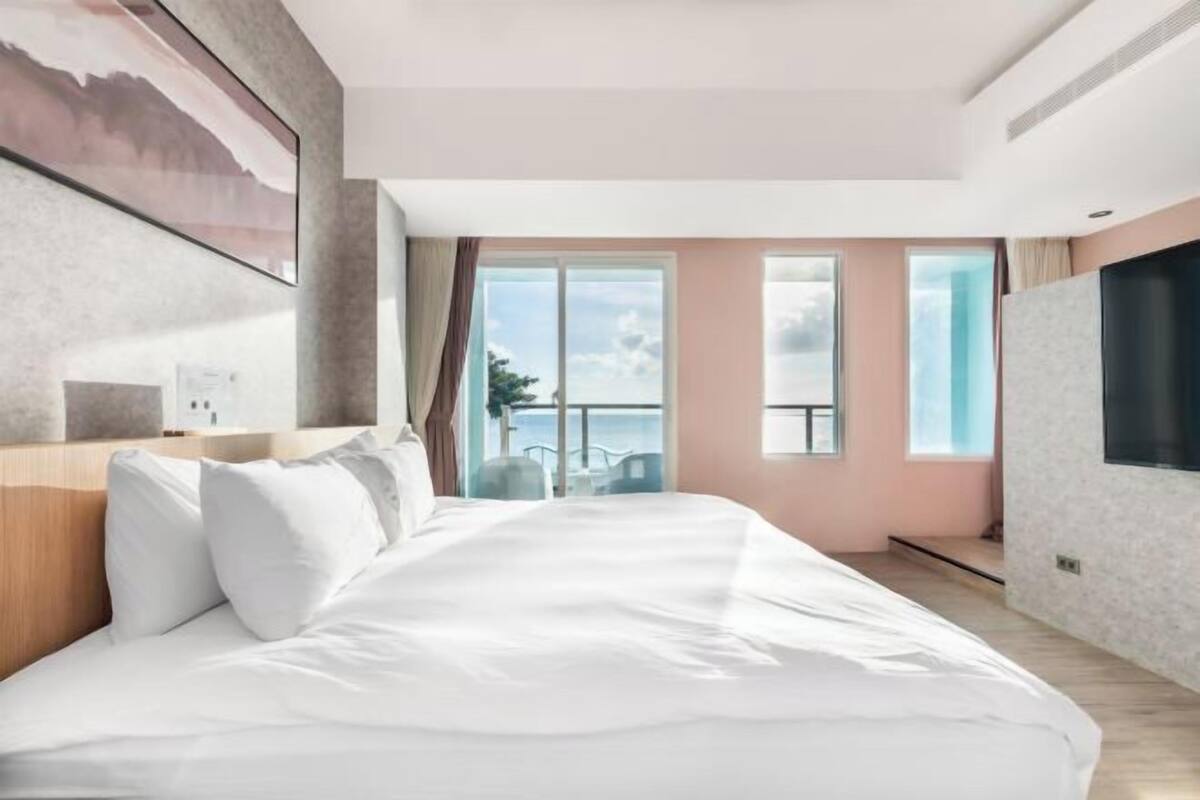 Desk, soundproofing, free WiFi, bed sheets