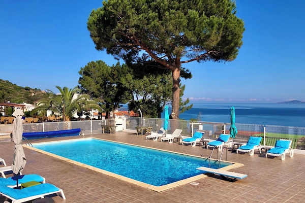 Una piscina al aire libre (de 08:00 a 20:00), sombrillas, tumbonas