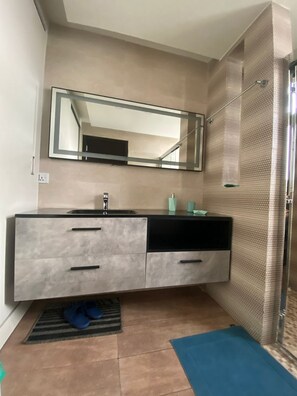 Een haardroger, een bidet, handdoeken, zeep