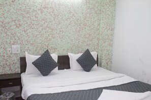 Deluxe Double Room | Free WiFi, bed sheets - Hotel Shree Continental (New Delhi)