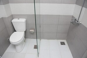 Habitación Deluxe | Baño | Pantuflas, bidet, toallas