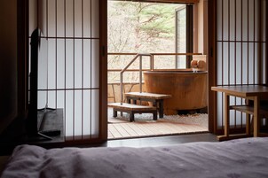 Ropa de cama de alta calidad y minibar con artículos gratuitos 