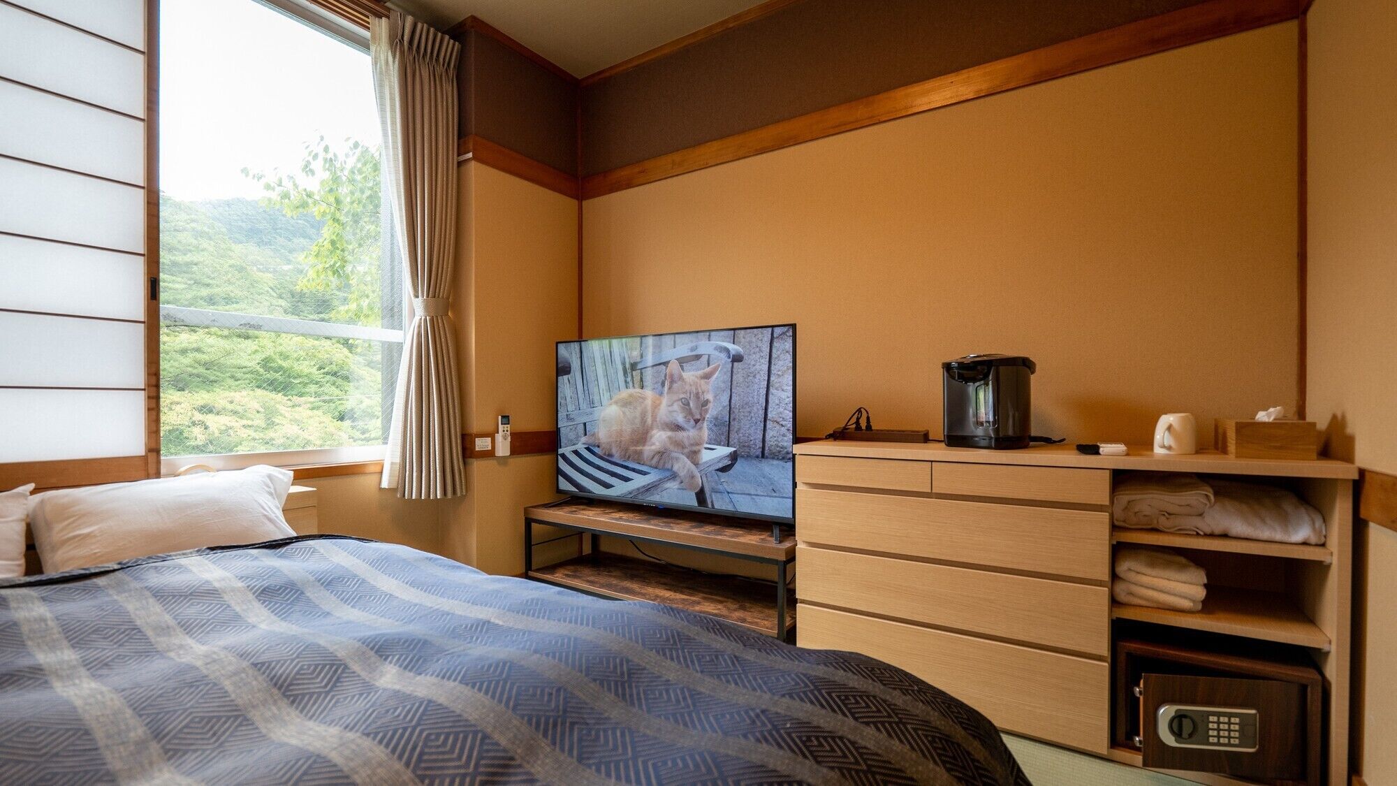 Premium bedding, free minibar, in-room safe, desk